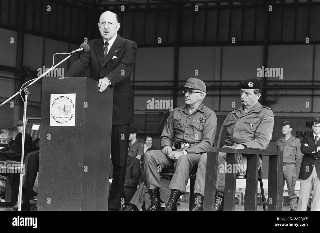 Cerimonia di apertura della serie di esercizi della NATO Autunno Force a Ramstein (Germania meridionale) con Segretario Generale Lun e Comandante in Capo Rogers Segretario Generale Lun parlando, nel comandante centrale in Capo Rogers Data: 2 Settembre 1983 Località: Germania, Ramstein Parole Chiave: Comandanti, esercizi militari, esercizi militari, discorsi Nome personale: LUN, Joseph, Rogers, B.W. Nome Dell'Istituto: Ramstein Air Base Foto Stock