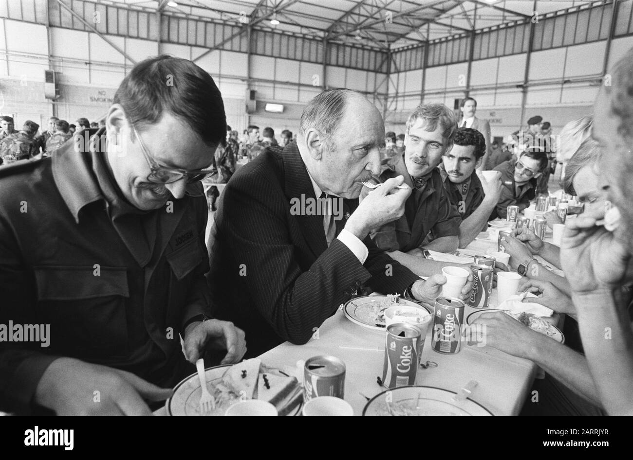 Cerimonia di apertura della serie di esercizi NATO Autunno Force a Ramstein (Germania meridionale) con Segretario Generale Lun e Comandante in Capo Rogers Segretario Generale Lun (2nd da sinistra) a pranzo con gli uomini Data: 2 settembre 1983 luogo: Germania, Ramstein Parole Chiave: Forze armate, pasti, esercizi militari personale Nome personale: LUN, Joseph Institution Nome: Base Aerea Di Ramstein Foto Stock