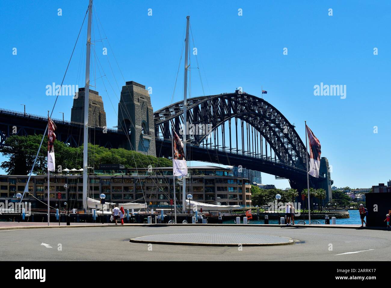 Sydney, NSW, Australia - 30 ottobre 2017: Turisti non identificati al Sydney Harbour Bridge e all'Hyatt Hotel su Circular Quay nel quartiere Rocks Foto Stock