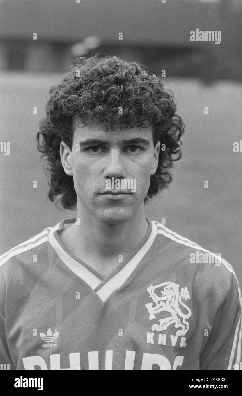 Selezione Dutch team in Zeist; 16a, 17a Peter Bosz Data: 21 March 1988 luogo: Utrecht, Zeist Parole Chiave: Sport, football Nome personale: Peter Bosz Foto Stock