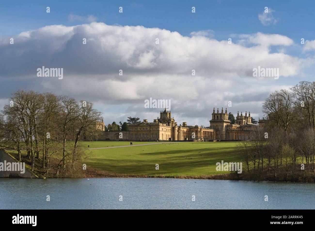 Blenheim Palace dall'altra parte del lago, Woodstock Oxfordshire Inghilterra Regno Unito Foto Stock