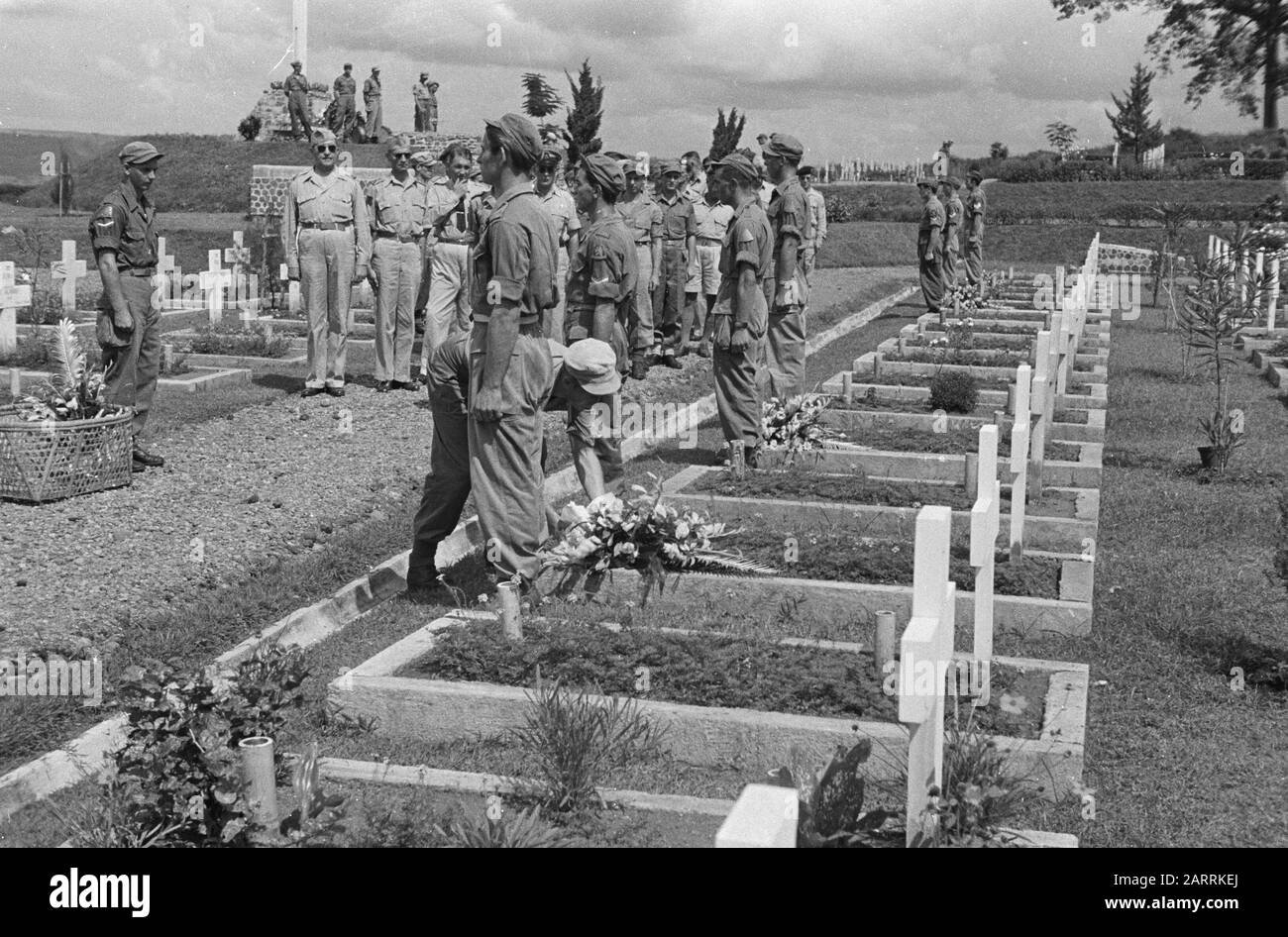 Addio alla fanteria battaglione 2-6 della Brigata della Tigre all'Alone di Salatiga [+ Memorial Honorary Tjandi Semarang] Semarang: Sul campo d'onore Tillemaplein Semarang commemorato 2-6 RI che sta per tornare a casa, i suoi morti. Annotazione: Dal 1967 questo è chiamato campo Onorario Candi. Nel giornale articolo La Locomotiva del 16-4-1948 il campo d'onore è anche chiamato Tjandi Data: 16 aprile 1948 luogo: Indonesia, Indie orientali olandesi, Semarang Foto Stock