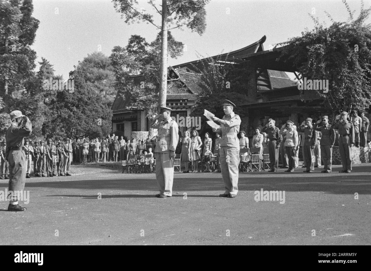 Premio a Bandoeng del Leone di bronzo al sergente timorese Timotheus Sergente F. Timotheus (a sinistra) saluto. Destra (saluto) il comandante Fanteria V Maggiore A. van Santen Annotazione: La cerimonia ha avuto luogo per il Collegio tecnico. Timoteo ricevette il premio per il suo coraggioso comportamento come comandante di mezza sezione di soldati timoresi in repellenza di un attacco a Palembangs. Ci sono diverse date in circolazione per quanto riguarda la sua promozione a sergeant (vedere www.delpher.nl dove il suo nome è anche scritto come Thimoteur e Thimotheus) Data: 21 luglio 1947 posizione: Bandung, Indonesia, Dutch East i Foto Stock