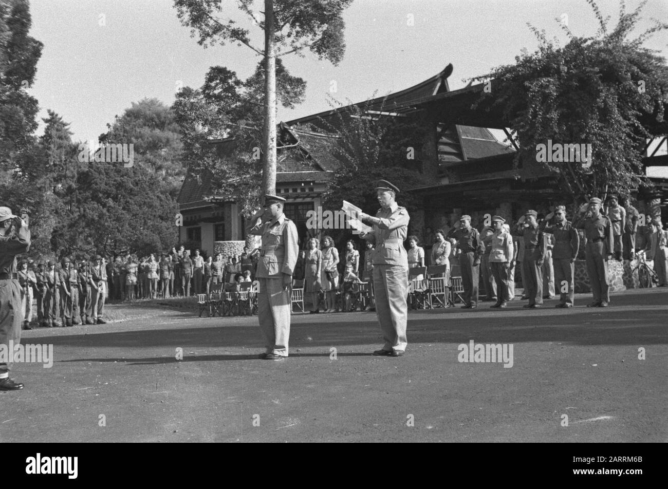 Premio a Bandoeng del Leone di bronzo al sergente timorese Timotheus Sergente F. Timotheus (a sinistra) saluto. Destra (saluto) il comandante Fanteria V Maggiore A. van Santen Annotazione: La cerimonia ha avuto luogo per il Collegio tecnico. Timoteo ricevette il premio per il suo coraggioso comportamento come comandante di mezza sezione di soldati timoresi in repellenza di un attacco a Palembangs. Ci sono diverse date in circolazione per quanto riguarda la sua promozione a sergeant (vedere www.delpher.nl dove il suo nome è anche scritto come Thimoteur e Thimotheus) Data: 21 luglio 1947 posizione: Bandung, Indonesia, Dutch East i Foto Stock