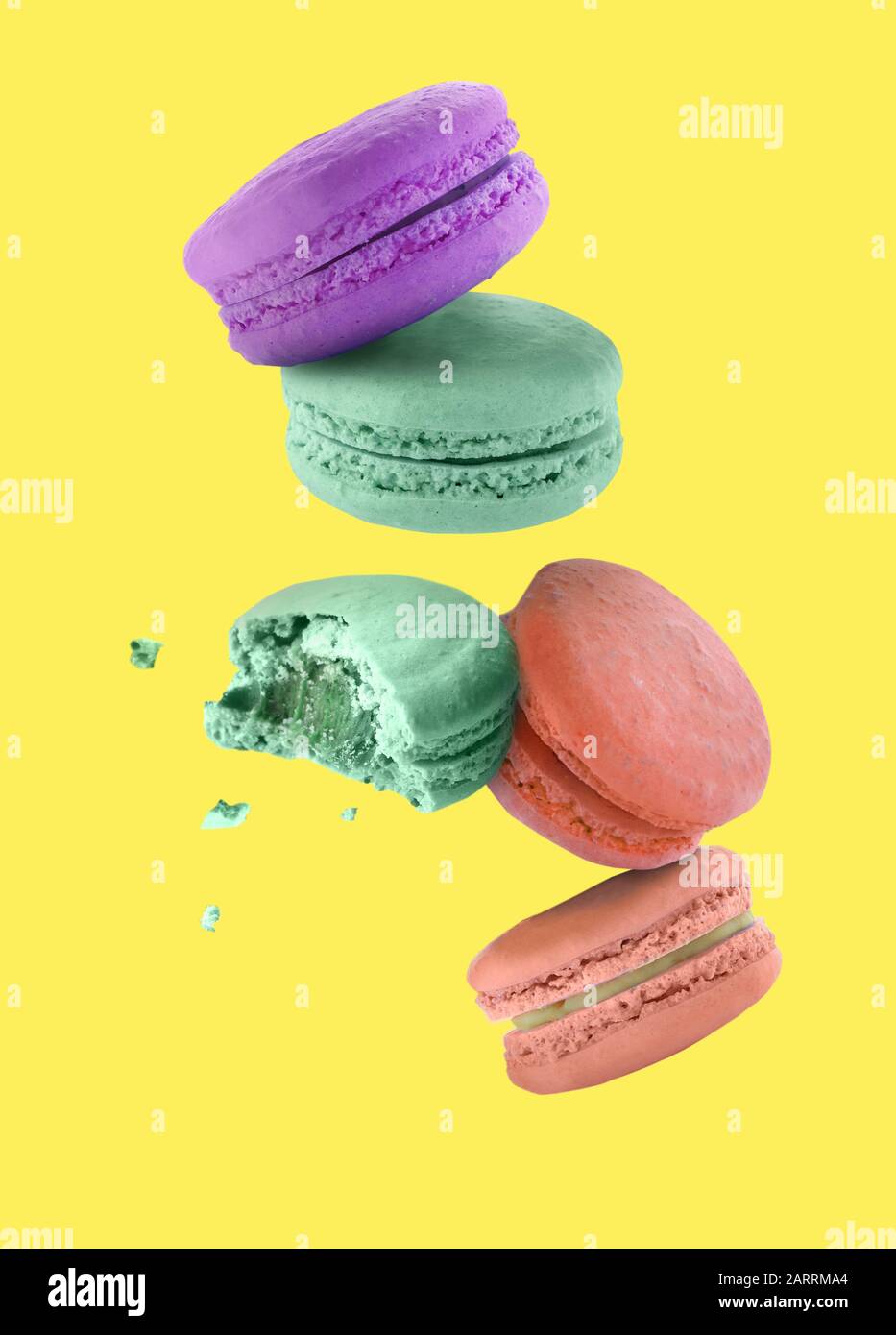 Caduta di gustosi macaron su sfondo a colori Foto Stock