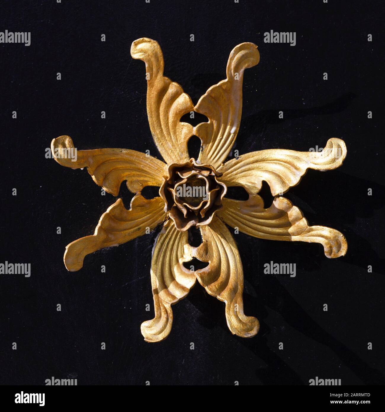 Caratteristica decorativa su un cancello nero Foto Stock