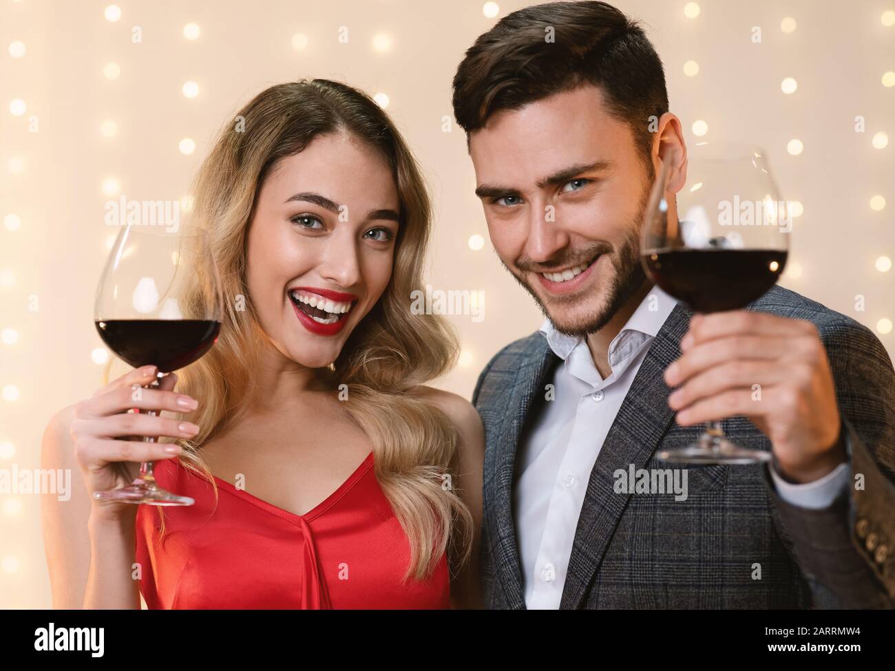 Happy Couple Holding Bicchieri Con Vino Rosso, Tostare San Valentino Foto Stock