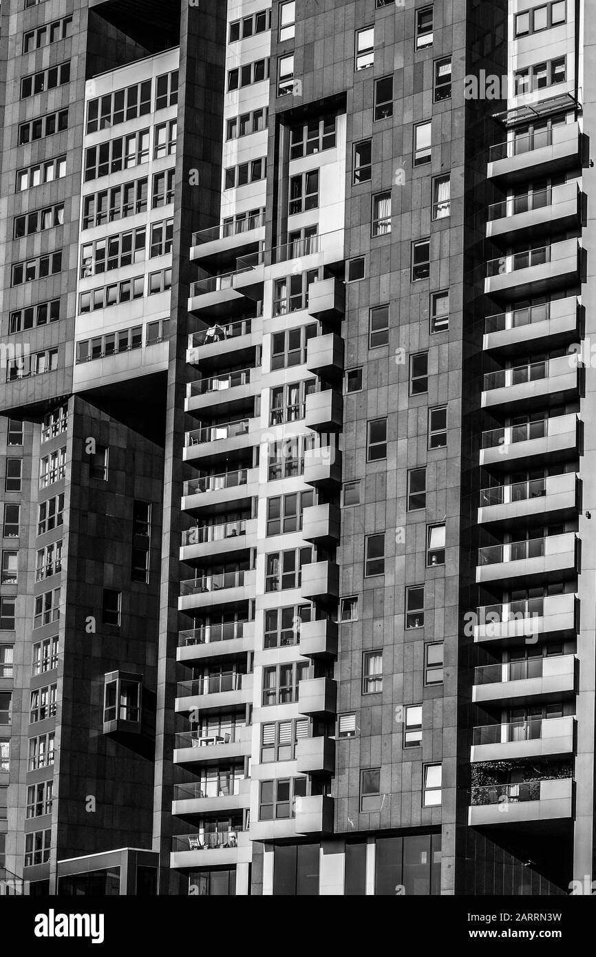 Esterno elaborata architettura di moderno edificio di appartamenti situato nell'area del porto di Gdynia Foto Stock