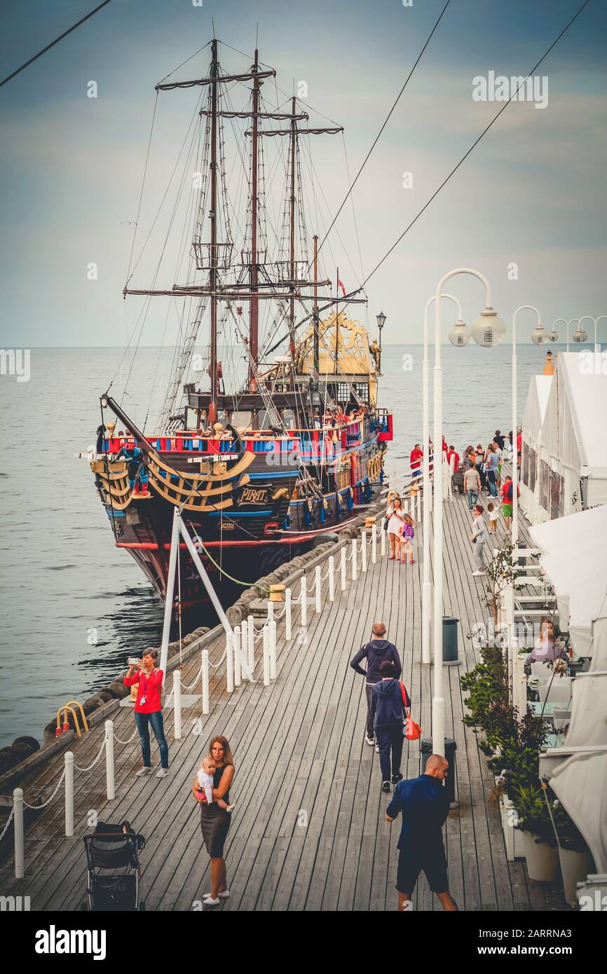 Nave turistica pirata ormeggiata al molo di Sopot Foto Stock
