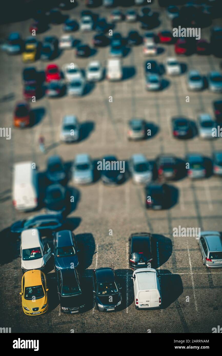 Ampio parcheggio con molte auto diverse viste dall'alto con effetto tilt shift Foto Stock