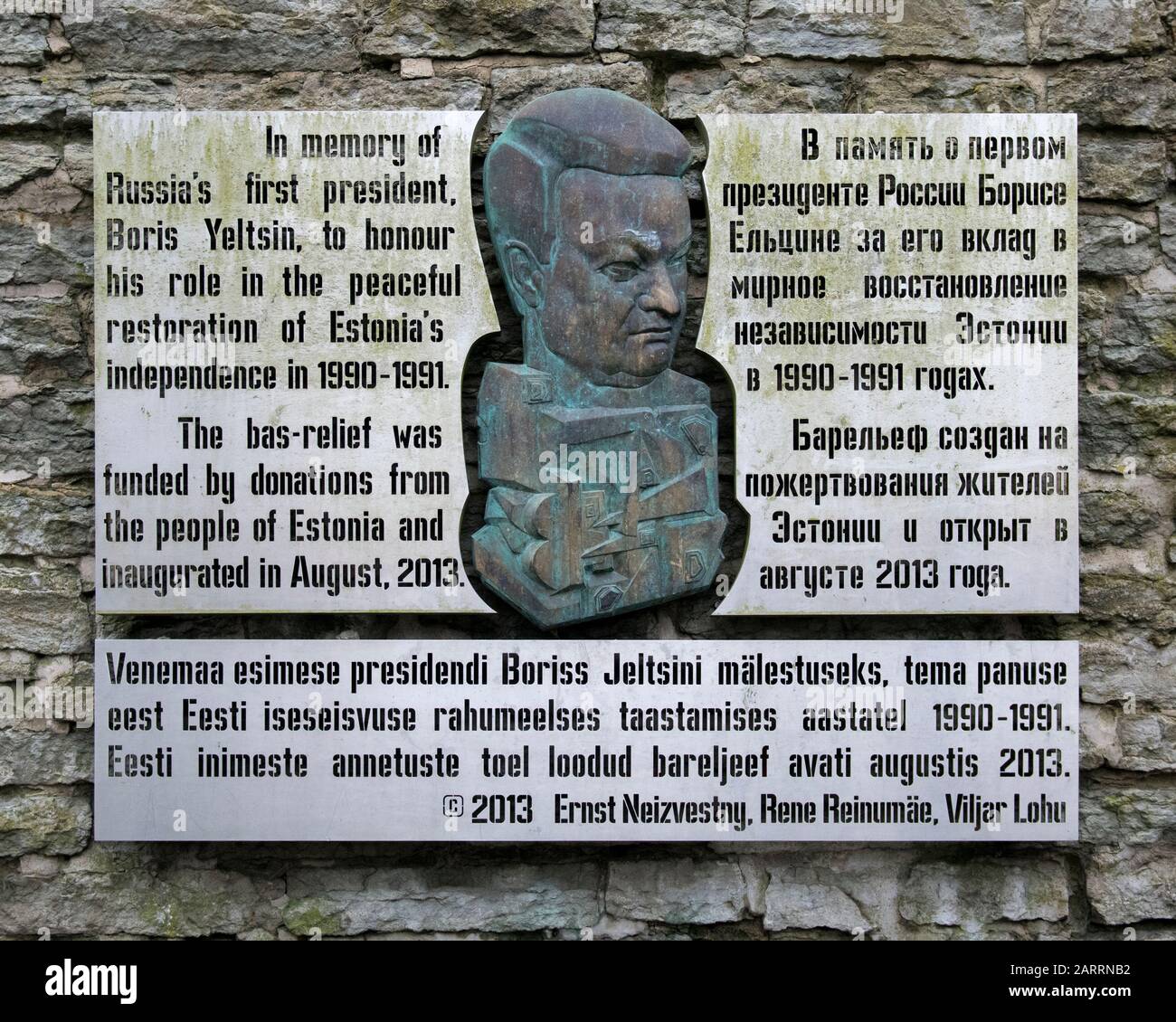 Lapide che onorano Boris Yeltsin per il ruolo svolto nel ripristino pacifico dell'indipendenza dell'Estonia nel 1990-1991. Tallinn, Estonia Foto Stock