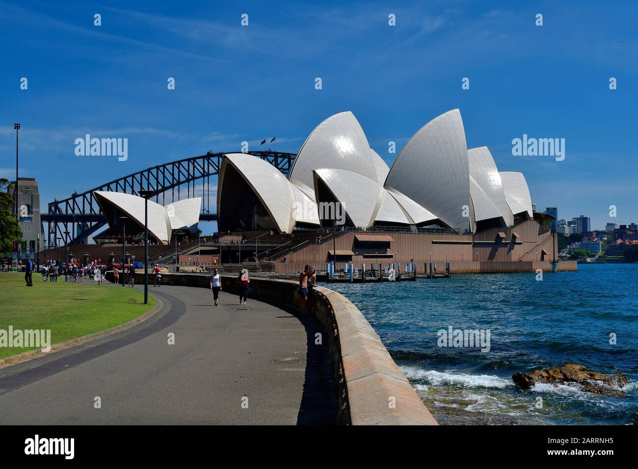 Sydney, NSW, Australia - 28 ottobre 2017: Persone non identificate sul lungomare di Sydney Farm Cove con Sydney Opera e Harbour Bridge Foto Stock