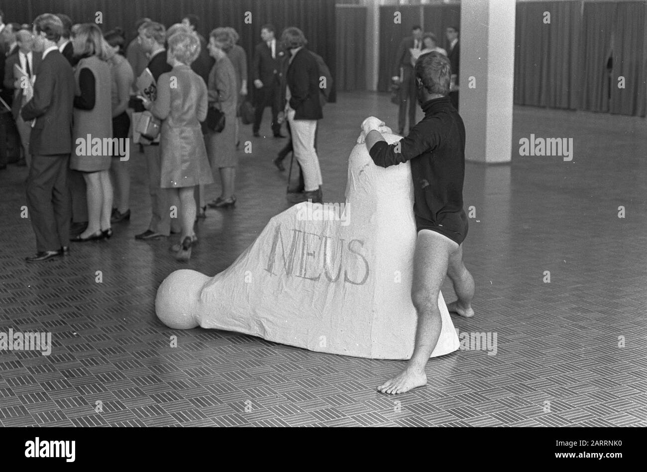 Sestant 1967 di NVSH in RAI. Il partito era interamente dedicato ai nasi Data: 21 ottobre 1967 Parole Chiave: NEUZEN, sestants Nome dell'istituzione: NVSH Foto Stock Sestant 1967 di NVSH in RAI. Il partito era interamente dedicato ai nasi Data: 21 ottobre 1967 Parole Chiave: NEUZEN, sestants Nome dell'istituzione: NVSH Foto Stock