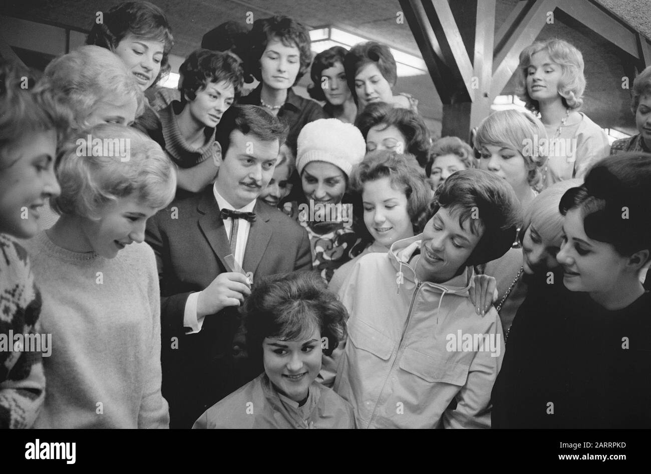 Mostra aspiranti manichini a Krasnapolski. Parrucchiere Pleyzier capts le ragazze Data: 19 gennaio 1962 Parole Chiave: Ragazze, spettacoli Impostazioni Nome: Krasnapolski Foto Stock