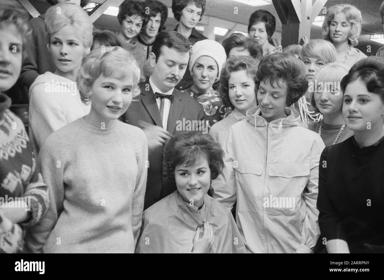 Mostra aspiranti manichini a Krasnapolski. Parrucchiere Pleyzier capts le ragazze Data: 19 gennaio 1962 Parole Chiave: Ragazze, spettacoli Impostazioni Nome: Krasnapolski Foto Stock