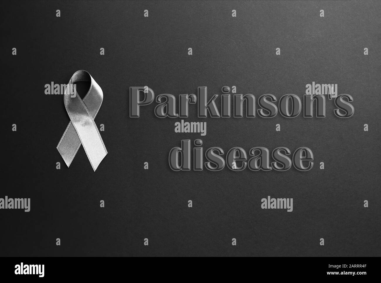 Nastro d'argento e morbo DI PARKINSON su sfondo scuro Foto Stock