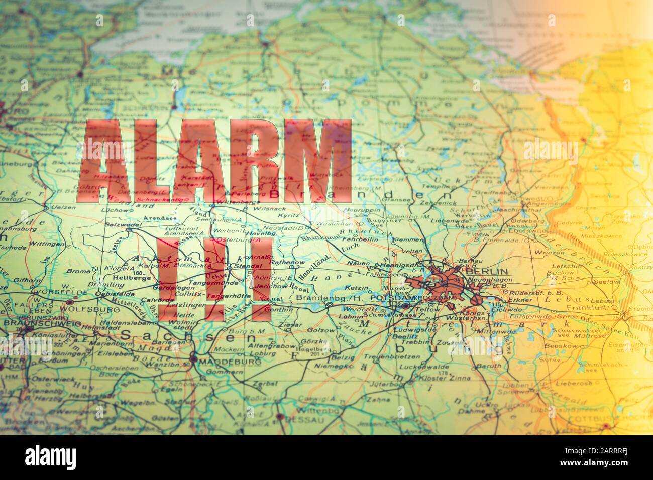 Mappa della Germania con la capitale segnata e le parole ' ALLARME !!! " Concetto, stato di emergenza, incertezza Foto Stock