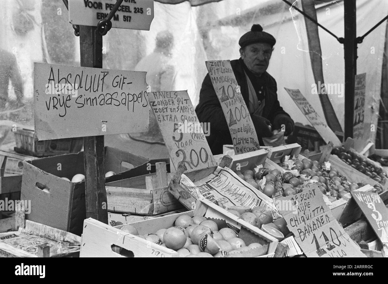 Mercante d'arancia al mercato Albert Cuyp con piatto Di arance Assolutamente velenose Data: 26 gennaio 1979 Parole Chiave: Piatti, mercati nome Della Persona: Albert Cuypmarkt Foto Stock