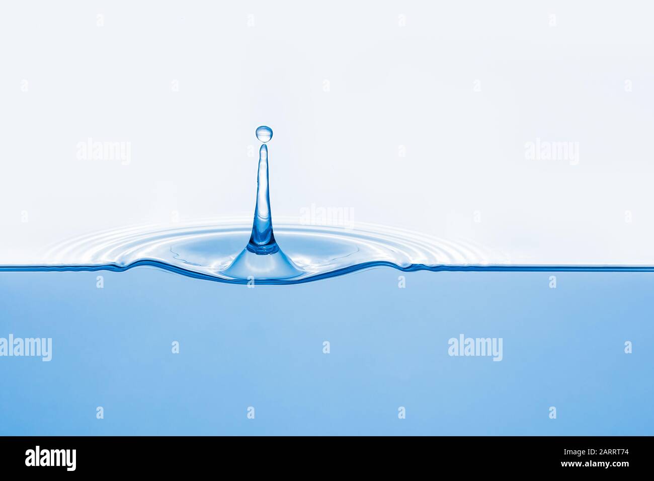 Sezione trasversale di ripple creato da una caduta, acqua sotto, copia spazio Foto Stock