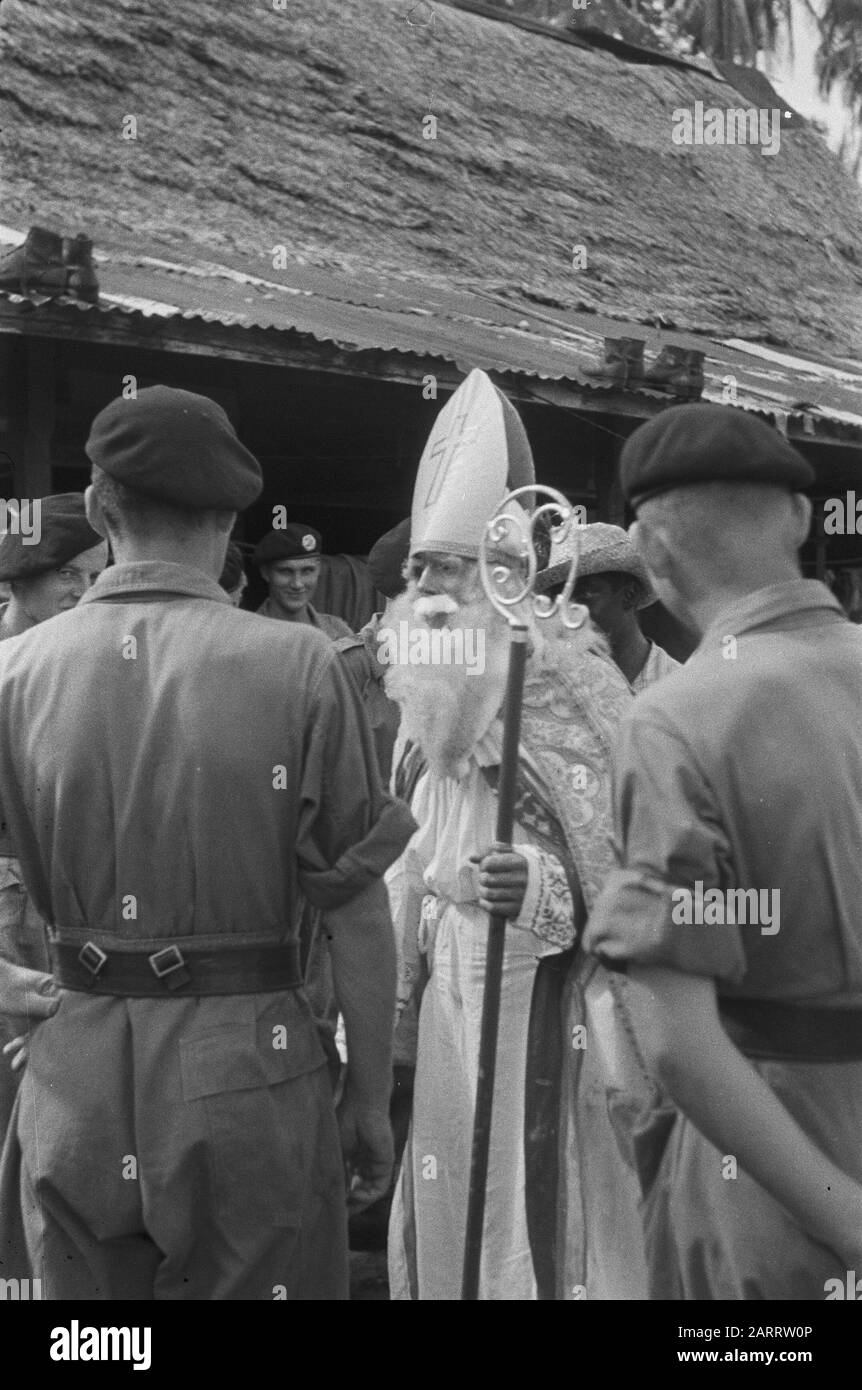 San Nicola celebrazione della U-Brigade Loeboek Boeaja - Padang San Nicola celebrazione. Sinterklaas e Zwarte Piet in un'unità di cavalleria Data: 5 dicembre 1947 luogo: Indonesia, Indie orientali olandesi Foto Stock
