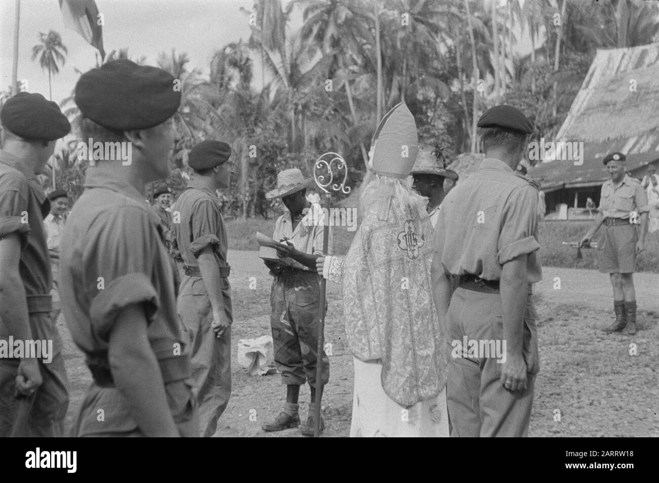 San Nicola celebrazione della U-Brigade Loeboek Boeaja - Padang San Nicola celebrazione. Sinterklaas e Zwarte Piet in un'unità di cavalleria Data: 5 dicembre 1947 luogo: Indonesia, Indie orientali olandesi Foto Stock