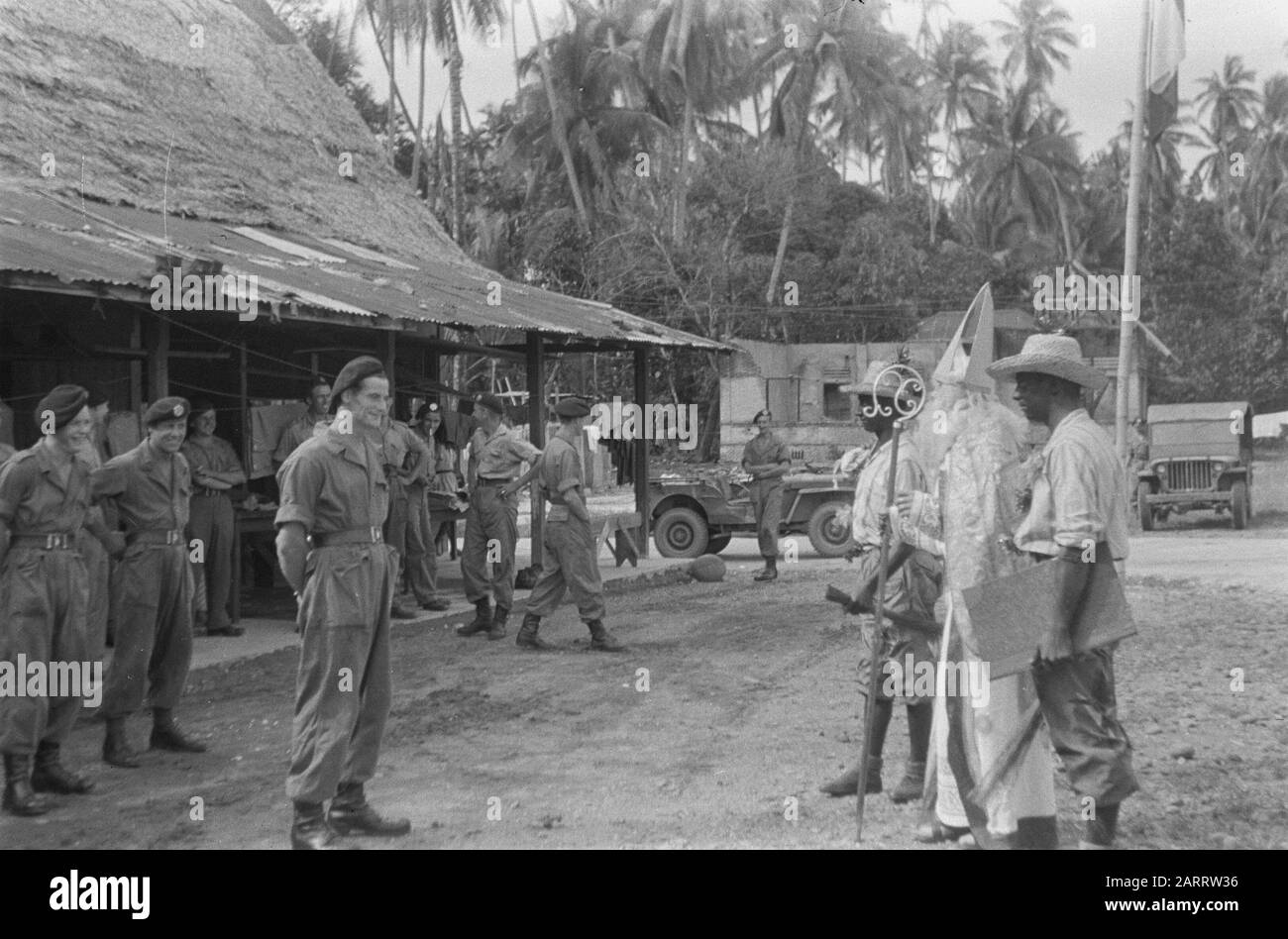 San Nicola celebrazione della U-Brigade Loeboek Boeaja - Padang San Nicola celebrazione. Sinterklaas e Zwarte Piet in un'unità di cavalleria Data: 5 dicembre 1947 luogo: Indonesia, Indie orientali olandesi Foto Stock