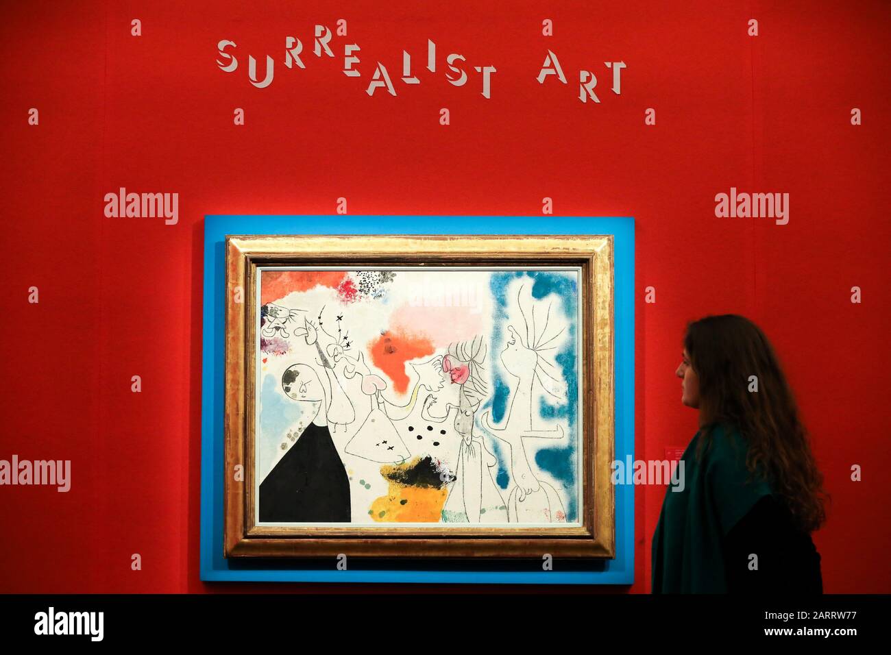 SothebyÕs. New Bond Street, Londra, Regno Unito 29 Gennaio 2020. Un membro del personale vede la pittura di Joan Miros intitolata Groupe de personages (est £3m to £5m) in anteprima delle vendite di arte impressionista, Moderna e surrealista di Sotheby. L'asta si svolgerà presso Sotheby's, nel centro di Londra, il 4 e 5 febbraio 2020. Credito: Dinendra Haria/Alamy Live News Foto Stock