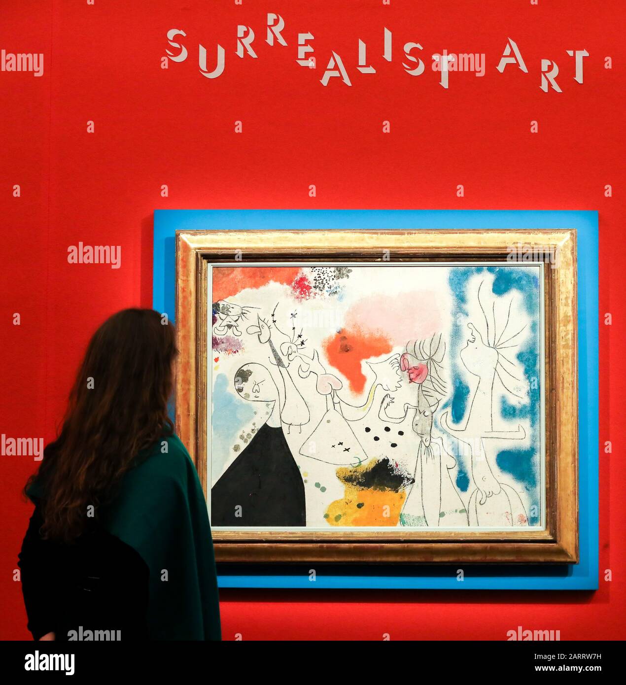 SothebyÕs. New Bond Street, Londra, Regno Unito 29 Gennaio 2020. Un membro del personale vede la pittura di Joan Miros intitolata Groupe de personages (est £3m to £5m) in anteprima delle vendite di arte impressionista, Moderna e surrealista di Sotheby. L'asta si svolgerà presso Sotheby's, nel centro di Londra, il 4 e 5 febbraio 2020. Credito: Dinendra Haria/Alamy Live News Foto Stock