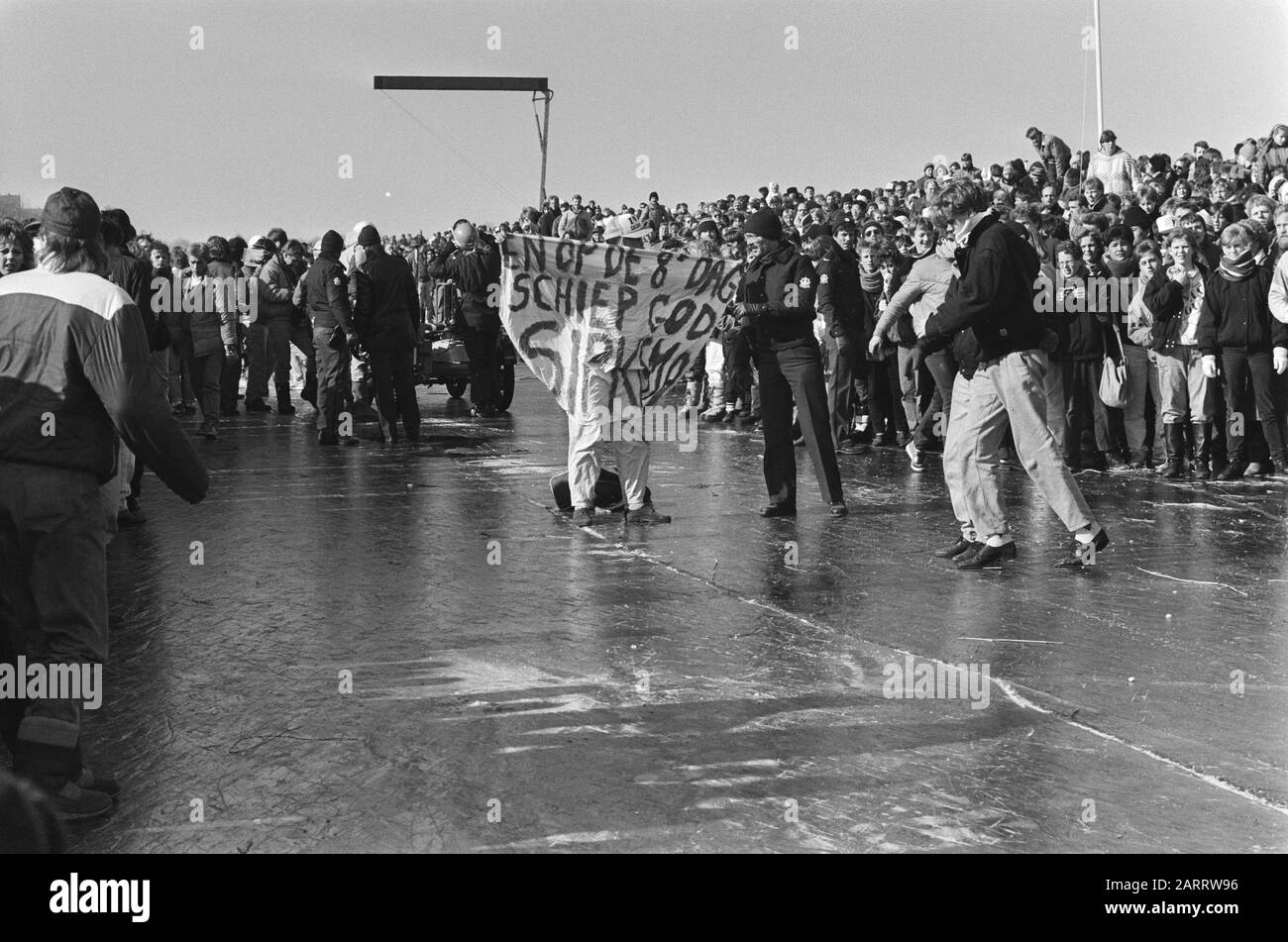 Elfstedentocht 1986 Sipkema-worshipper deve essere in Leeuwarden del ghiaccio Data: 26 Febbraio 1986 luogo: Friesland, Leeuwarden Parole Chiave: Ventilatori, ghiaccio, pattinaggio maratona, pubblico, inverno Foto Stock