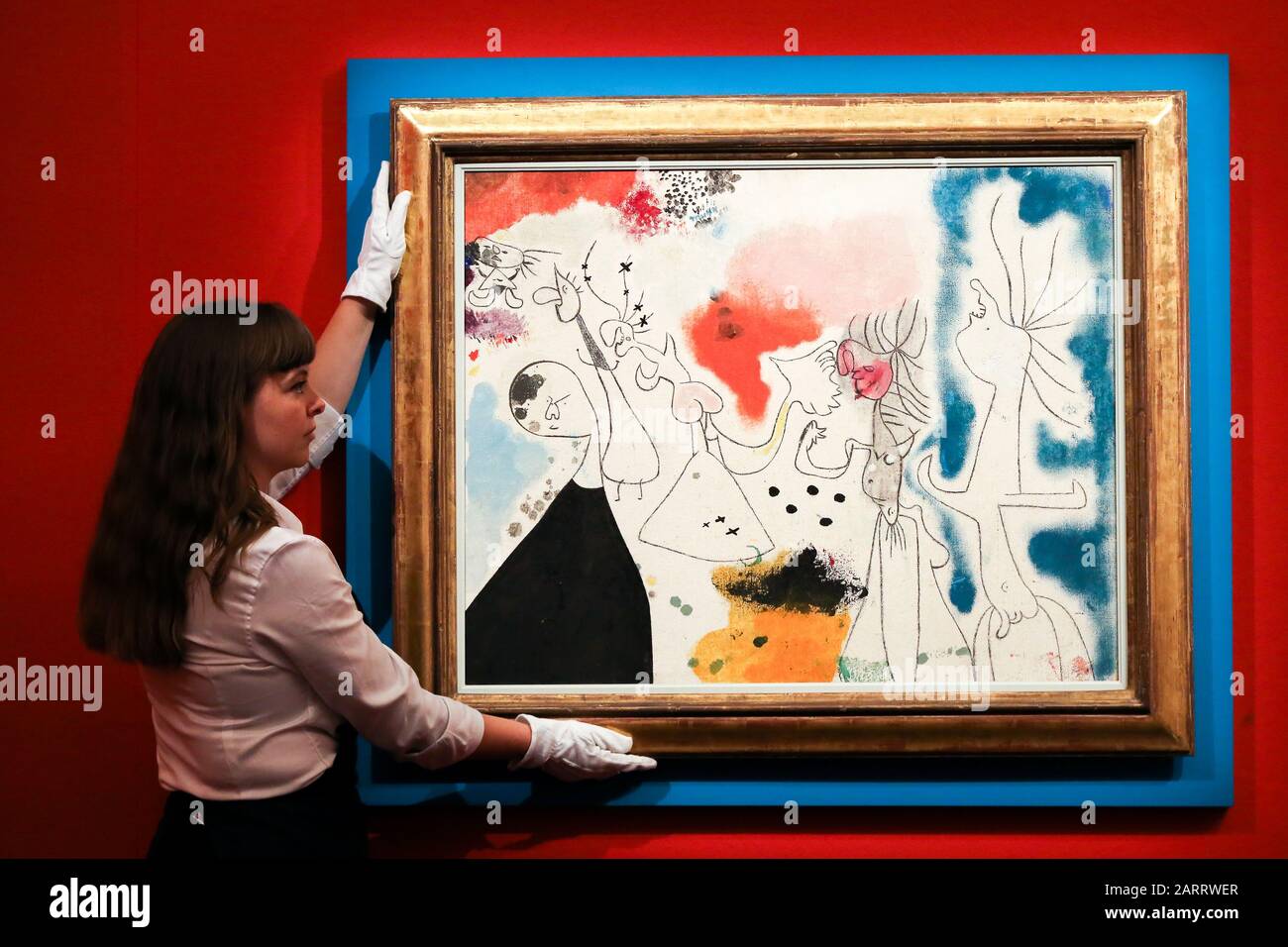 SothebyÕs. New Bond Street, Londra, Regno Unito 29 Gennaio 2020. Un tecnico tiene la pittura di Joan Miros intitolata Groupe de personages (est £3m to £5m) all'anteprima delle vendite di arte impressionista, Moderna e surrealista di Sotheby. L'asta si svolgerà presso Sotheby's, nel centro di Londra, il 4 e 5 febbraio 2020. Credito: Dinendra Haria/Alamy Live News Foto Stock