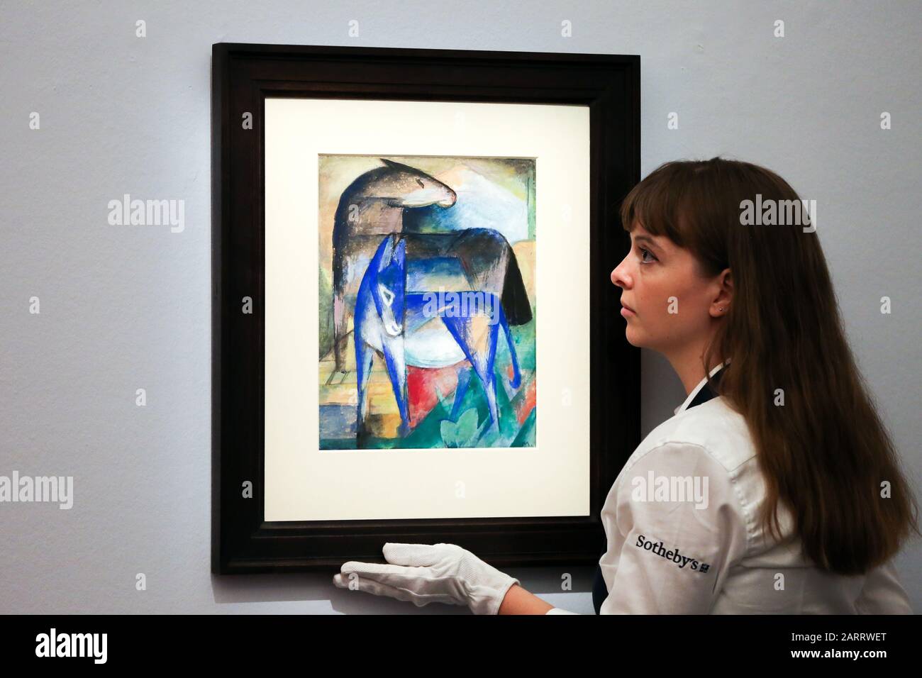 SothebyÕs. New Bond Street, Londra, Regno Unito 29 Gennaio 2020. Un tecnico blocca il titolo concatenato di Jean Celestin Personnages et oiseaus decant solent (est £1.5m to £2m) in anteprima delle vendite di arte impressionista, Moderna e surrealista di Sotheby. L'asta si svolgerà presso Sotheby's, nel centro di Londra, il 4 e 5 febbraio 2020. Credito: Dinendra Haria/Alamy Live News Foto Stock