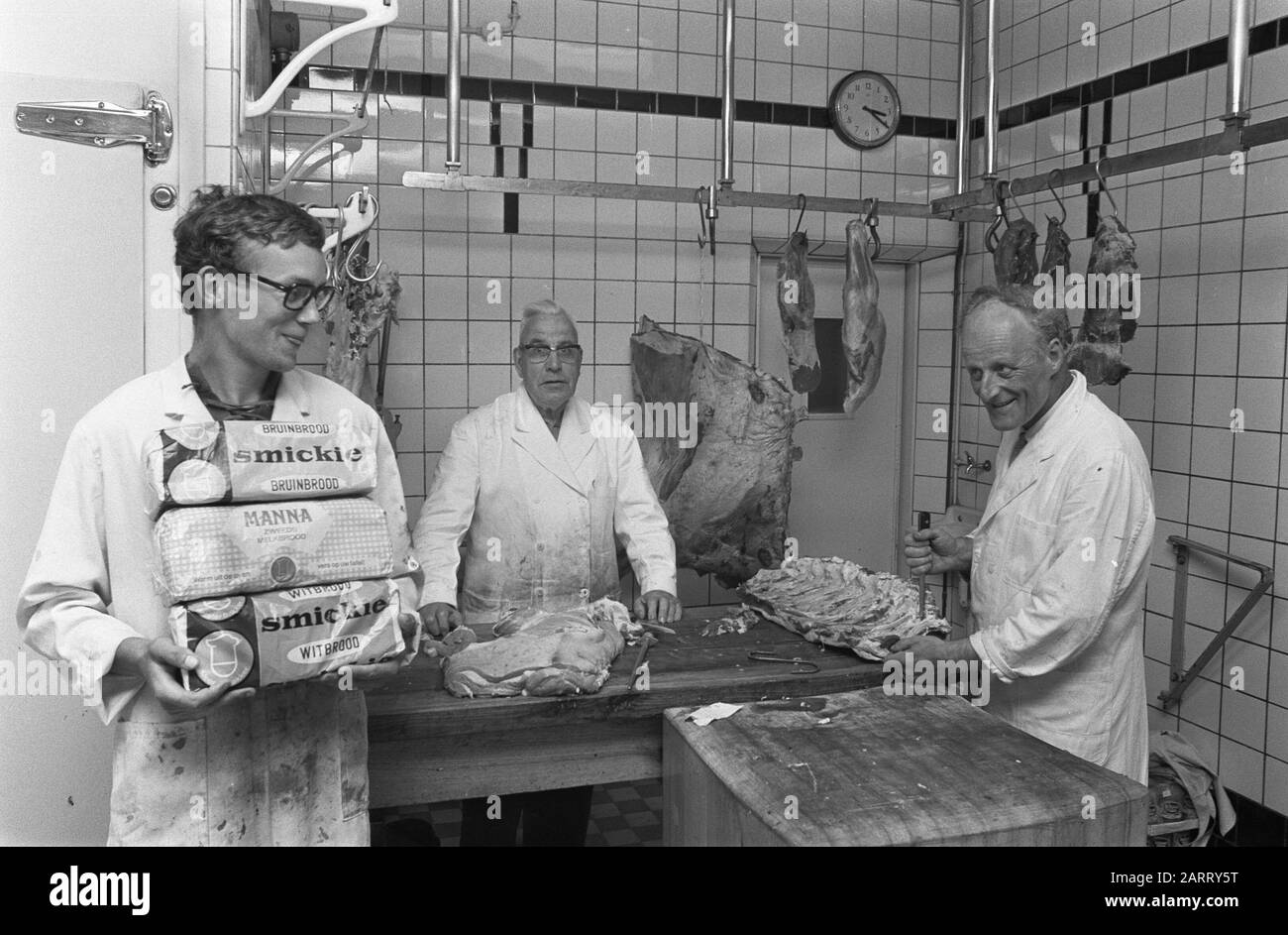 Macellaio Boddeke Annotazione: Assegnazione Volkskrant. Il pane è portato (Slickie brownbread e pane bianco e Manna Milkbrood svedese) Data: 28 luglio 1972 luogo: Amsterdam Parole Chiave: Macellai Nome dell'istituzione: Volkskrant Foto Stock