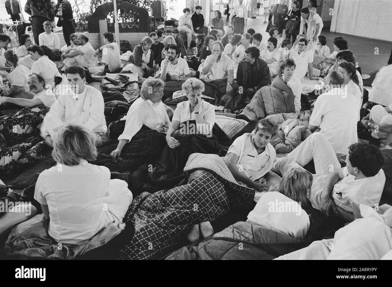 Giornata d'azione degli infermieri per salari più alti organizzata da VVIO (infermieri e caregivers in rivolta) Sleep-in presso l'Amsterdam Medical Center Data: 15 marzo 1989 luogo: Amsterdam, Noord-Holland Parole Chiave: Dimostrazioni, infermieri Foto Stock