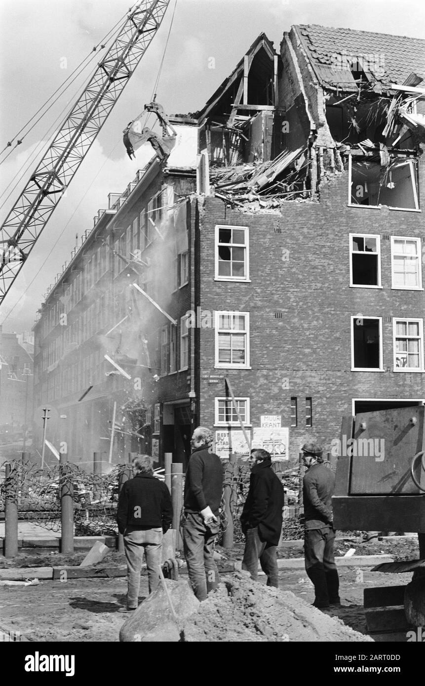 Demolizione a Nieuwmarkt, Amsterdam; demolizione in piena oscillazione a Lastageweg Data: 8 aprile 1975 Località: Amsterdam, Noord-Holland Parole Chiave: Demolizione Foto Stock