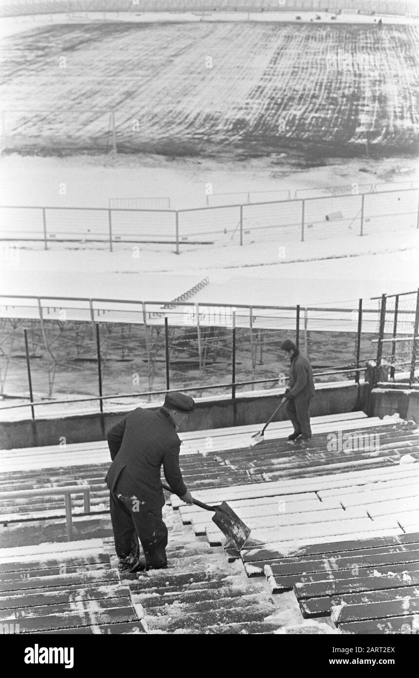 Innevamento in stand Olympic Stadium sono resi innevati Data: 11 Febbraio 1969 Parole Chiave: CLEATIONS, stadi, STRIPUNES, Snowfree Foto Stock