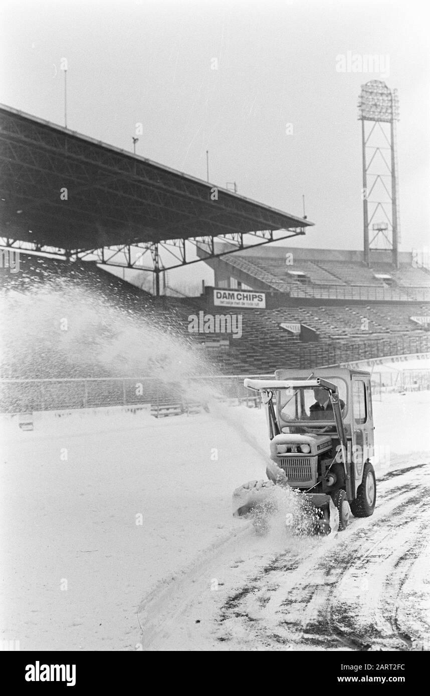 Snowremoval in Olympic Stadium grande snowblower al lavoro Data: 11 Febbraio 1969 Parole Chiave: PULIZIA neve, stadi Foto Stock