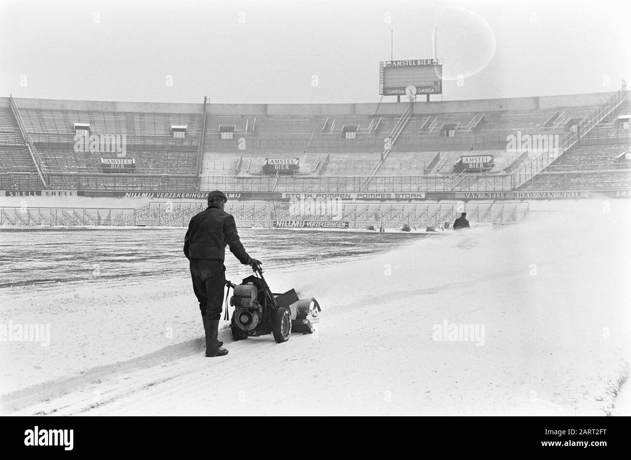 La pulizia della neve nel campo dello Stadio Olimpico è in gran parte pulita Data: 11 Febbraio 1969 Parole Chiave: PULIZIA della neve, stadi Foto Stock