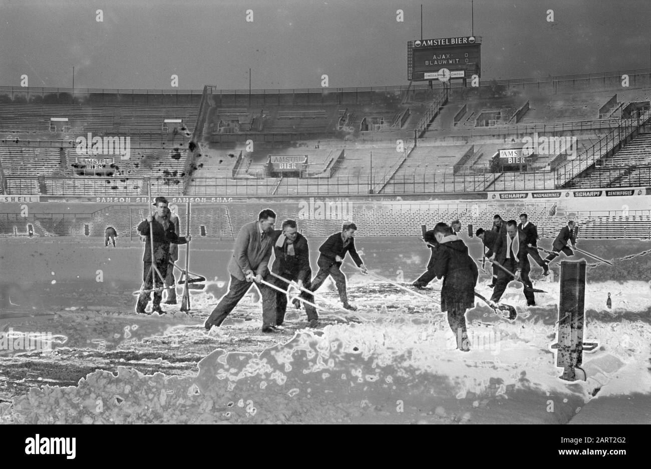 Pulizia neve a Blue-White contro Ajax Annotazione: Danneggiato negativamente Data: 4 marzo 1962 Località: Amsterdam Parole Chiave: Pulizia neve Nome istituto: AJAX Foto Stock