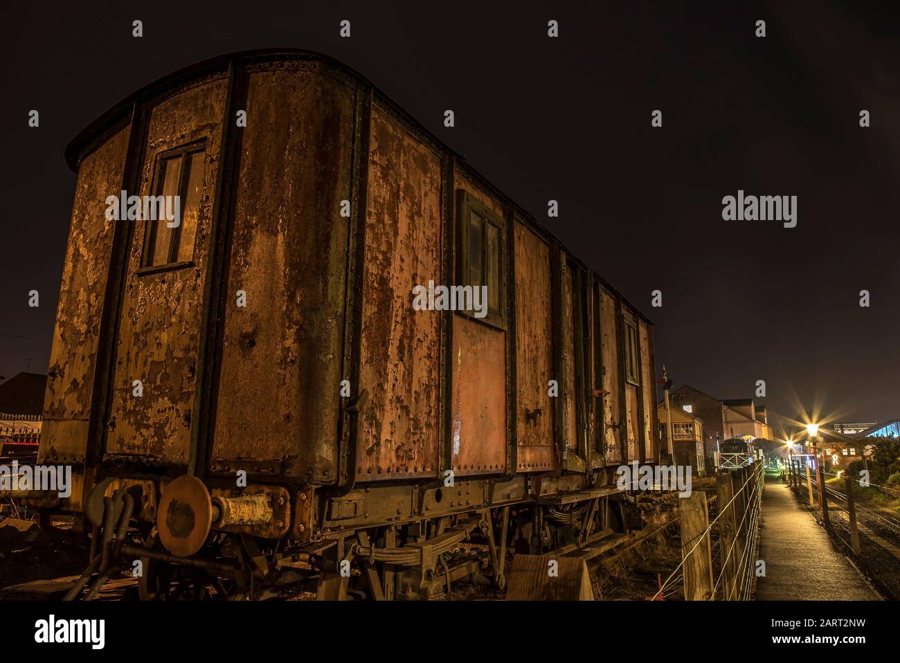 Chiusura artistica del vecchio carro merci vintage in mostra presso Heritage Railway, UK, di notte. Foto Stock