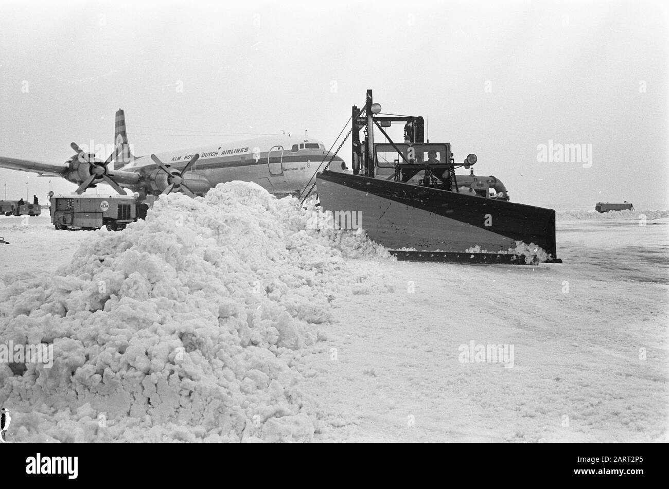 Nevicate, con spazzaneve e soffiatori cercano di mantenere Schiphol neve libera Data: 5 Febbraio 1968 Località: Noord-Holland, Schiphol Parole Chiave: Neve, aeroporti Foto Stock