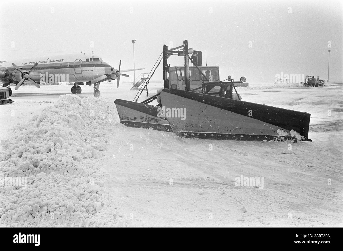 Nevicate, con spazzaneve e soffiatori cercano di mantenere Schiphol neve libera Data: 5 Febbraio 1968 Località: Noord-Holland, Schiphol Parole Chiave: Neve, aeroporti Foto Stock