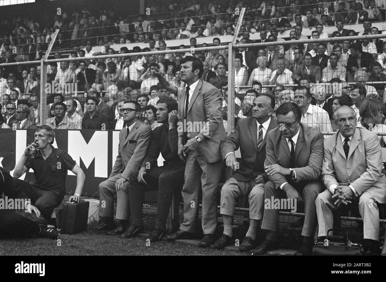 Volendam contro DOS 1-2 Volendam degrada, riserva banca chieres Data: 15 Giugno 1969 posizione: Noord-Holland, Volendam Parole Chiave: Riserva banche, sport, calcio Foto Stock