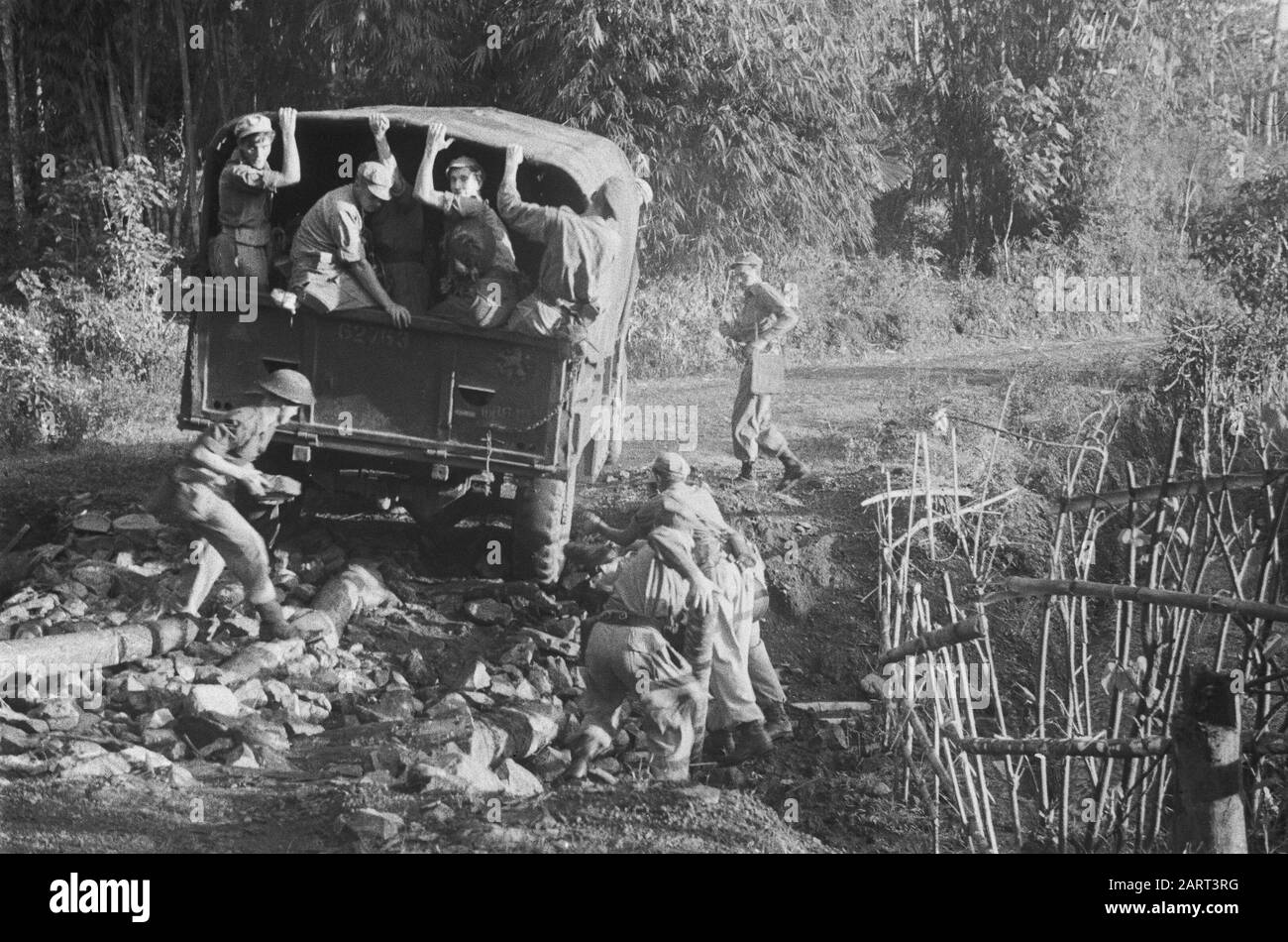 Sumedang Sumedang: Quando i ragazzi da 3-4 R.I. vanno in azione, vengono portati per primi il più possibile con i camion e poi iniziare il loro vero lavoro di pattuglia a piedi. Le strade non sono troppo buone e spesso accade che la macchina si blocca. Quindi, con urgenza competente, i fori sono riempiti, dopo di che il progetto è continuato. Data: 14 Gennaio 1948 Località: Indonesia, Java, Indie Orientali Olandesi Foto Stock