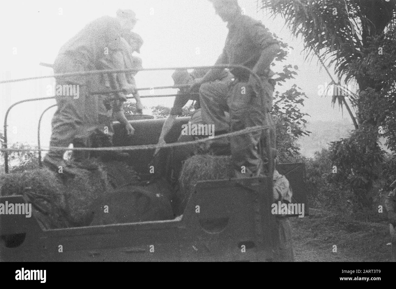 Sumedang Sumedang: Quando i ragazzi da 3-4 R.I. vanno in azione, vengono portati per primi il più possibile con i camion e poi iniziare il loro vero lavoro di pattuglia a piedi. Data: 14 Gennaio 1948 Località: Indonesia, Java, Indie Orientali Olandesi Foto Stock