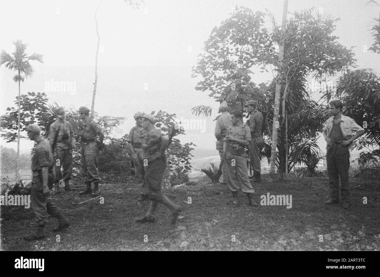 Sumedang Sumedang: Quando i ragazzi da 3-4 R.I. vanno in azione, vengono portati per primi il più possibile con i camion e poi iniziare il loro vero lavoro di pattuglia a piedi. Data: 14 Gennaio 1948 Località: Indonesia, Java, Indie Orientali Olandesi Foto Stock