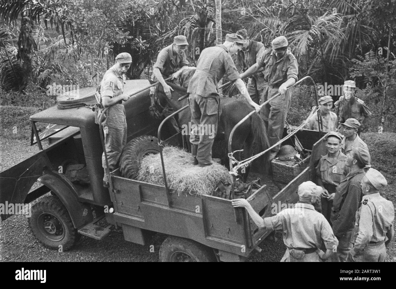 Sumedang Sumedang: Quando i ragazzi da 3-4 R.I. vanno in azione, vengono portati per primi il più possibile con i camion e poi iniziare il loro vero lavoro di pattuglia a piedi. Data: 14 Gennaio 1948 Località: Indonesia, Java, Indie Orientali Olandesi Foto Stock