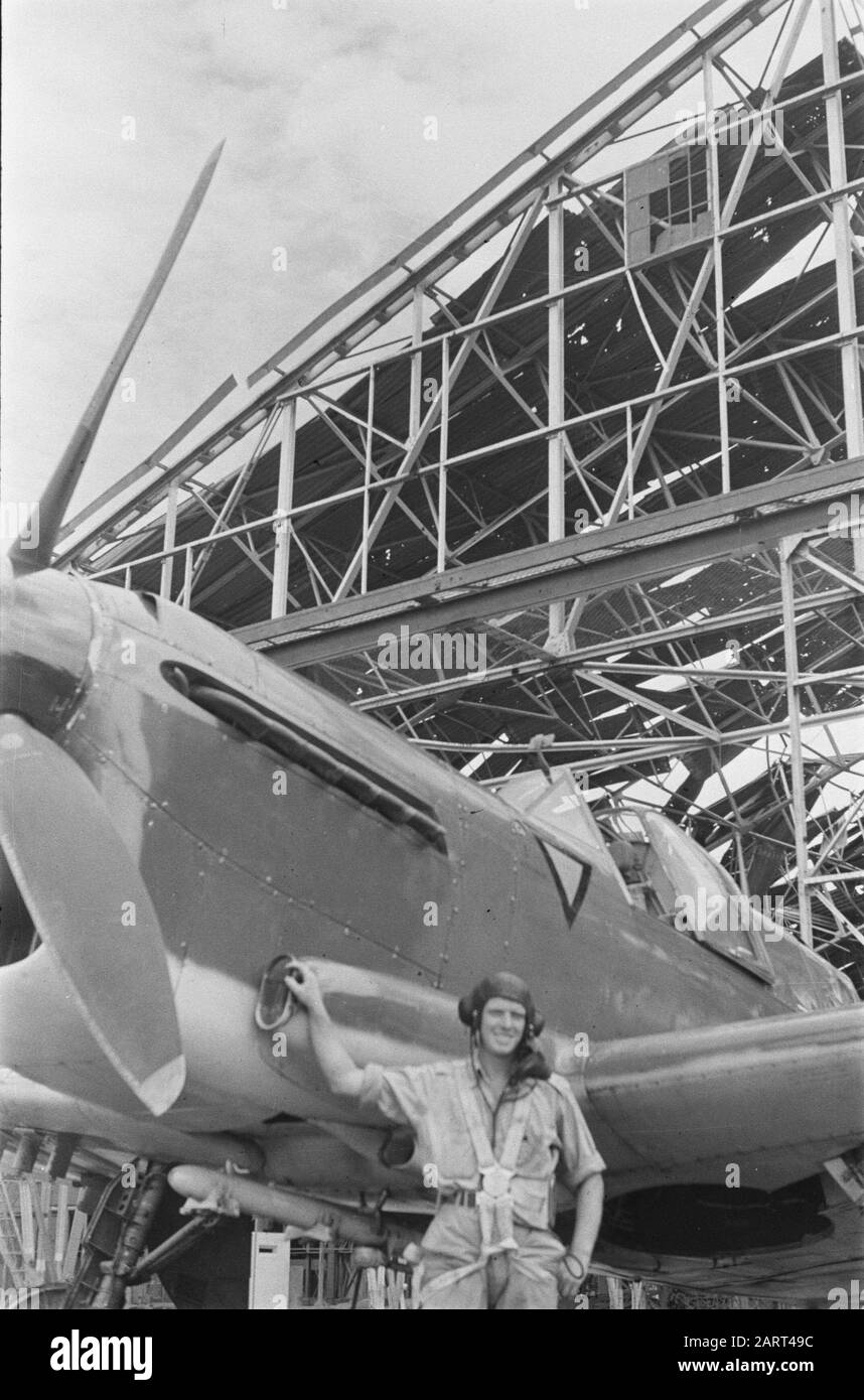 Visita Il Ministro Romme A Great East [Makassar, Menado, Ambon, Flores, Surabaya] Surabaya. Pilota su aereo da combattimento Data: 1 febbraio 1947 Località: Indonesia, Indie Orientali Olandesi, Surabaya Foto Stock