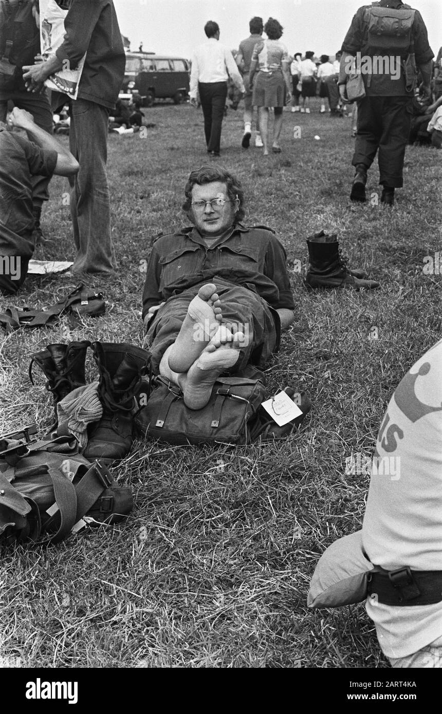 Il 59th Quattro giorni di Nijmegen nel 1975 Soldier con blister sul riposo dei piedi dalla data: 15 luglio 1975 posizione: Gelderland Parole Chiave: Soldati, bendaggi, piedi, passeggiate, escursionisti, sport trekking Foto Stock