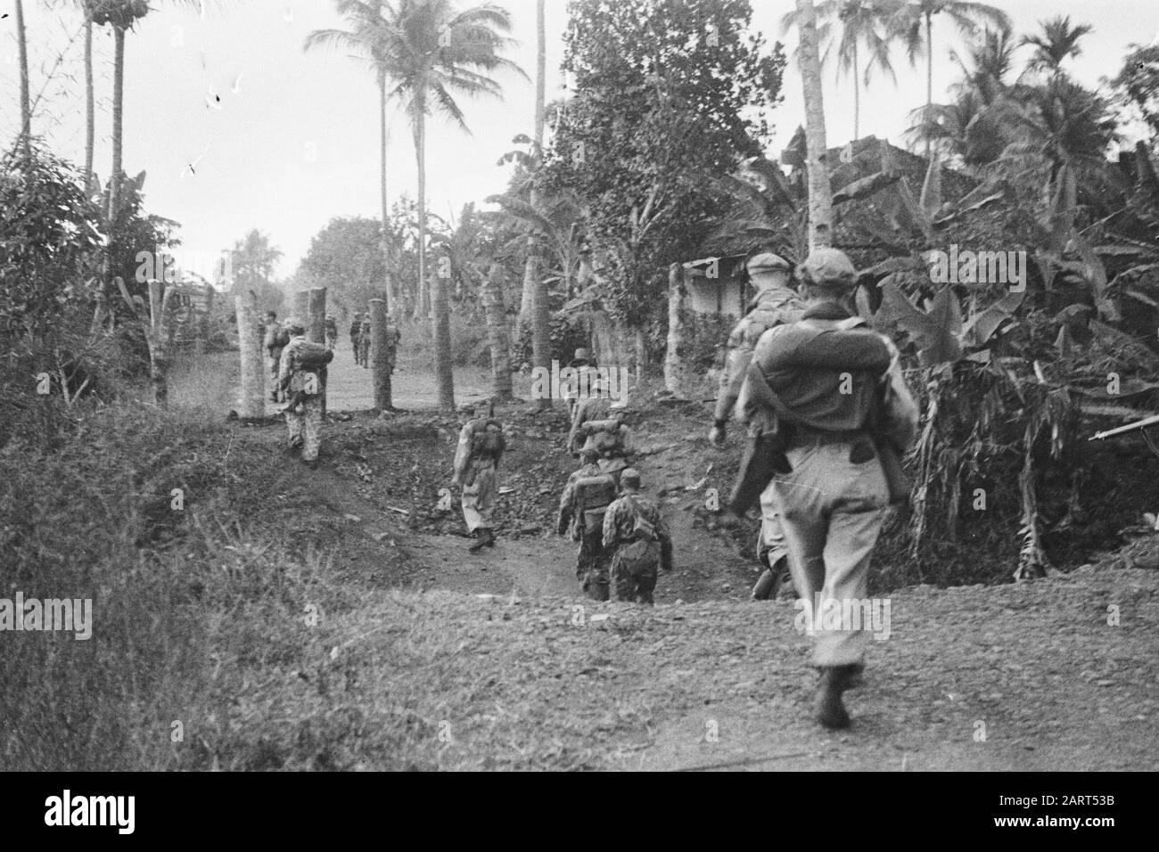 Action Sukaboemi Soldiers Passing A Tank Trap Data: 21 July 1947 Ubicazione: Indonesia, Java, Dutch East Indies, Sukabumi Foto Stock