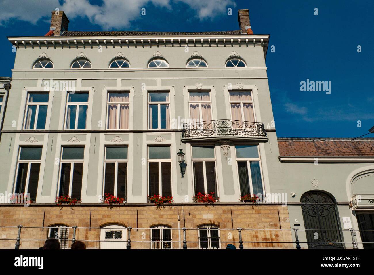 Un edificio verde lungo il canale di Bruges, in Belgio. Foto Stock